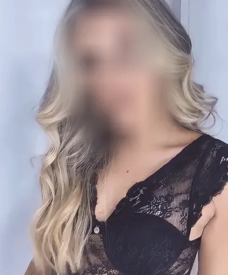 Amina, 28